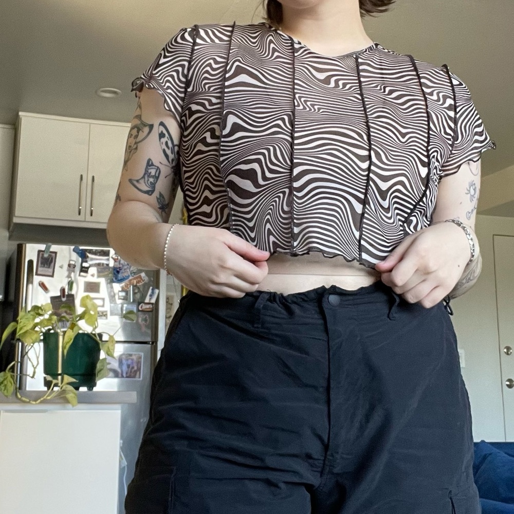 Divided Mesh Swirl Lettuce Edge Cropped Shirt